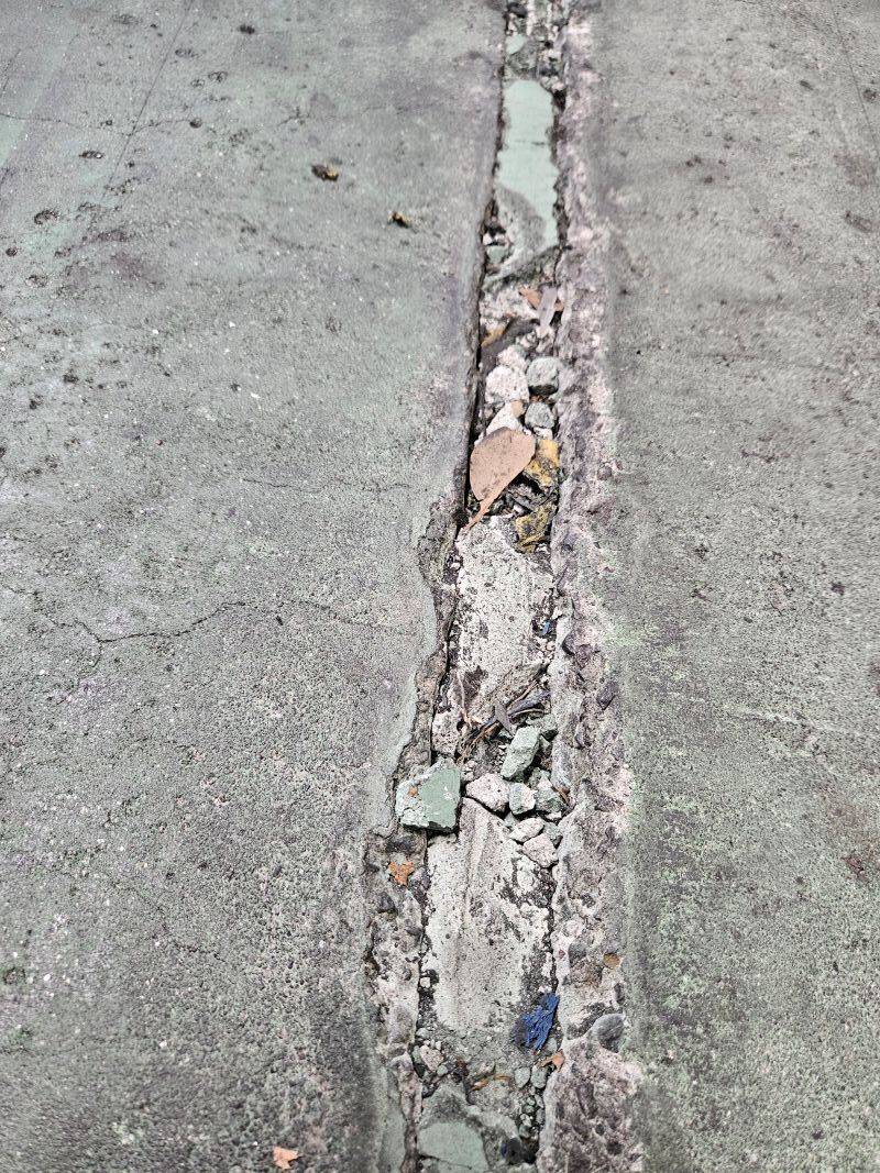 Ｍ製作所西丘工場様　床コンクリート亀裂部分の修繕工事